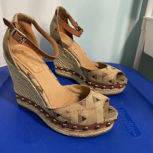 Aldo‎ studded brown wedges